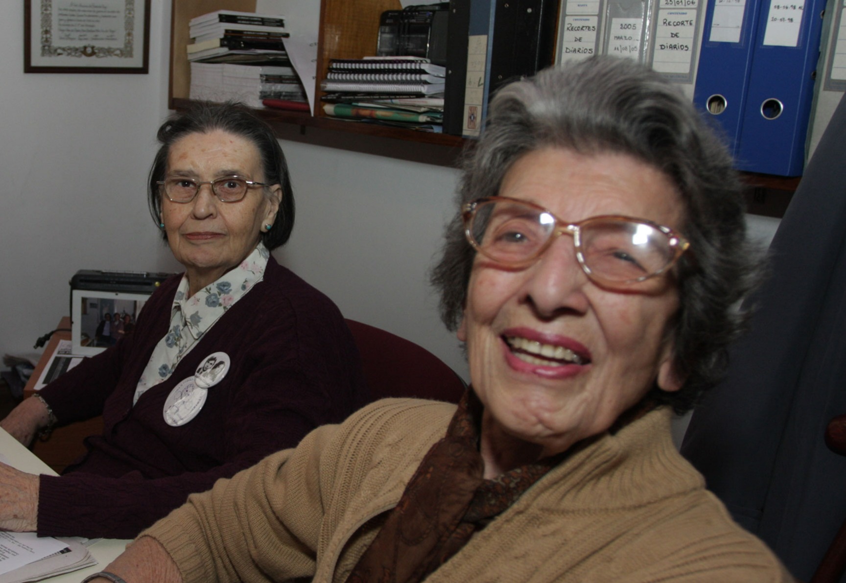 Delia junto a la Abuela Raquel.